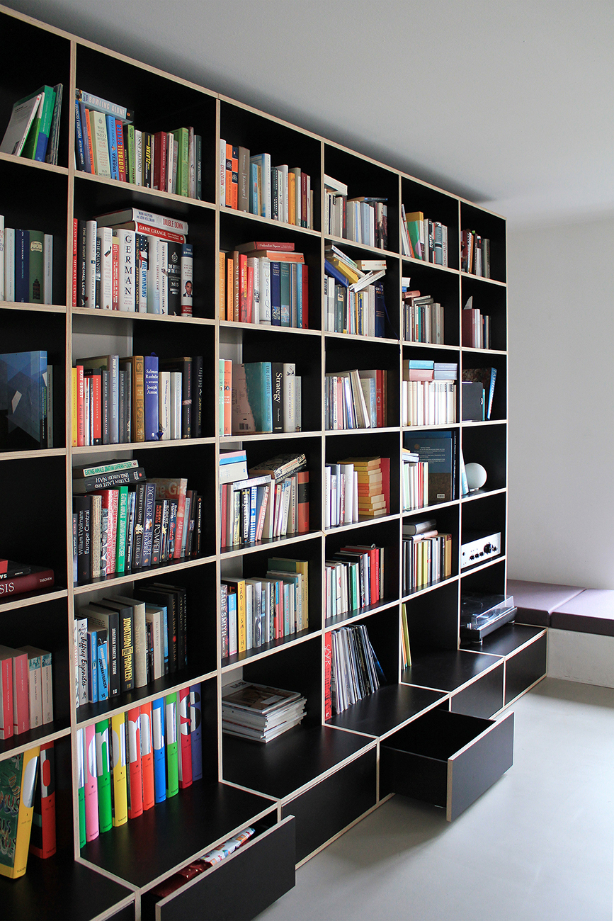 Bücherwand mit Schubladen aus dunkelbraunen Multiplex-Platten