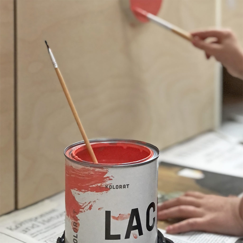 Das Bild einer Farbdose ind der ein Pinsel steckt zum Thema Wieviel kostet der Workshop.