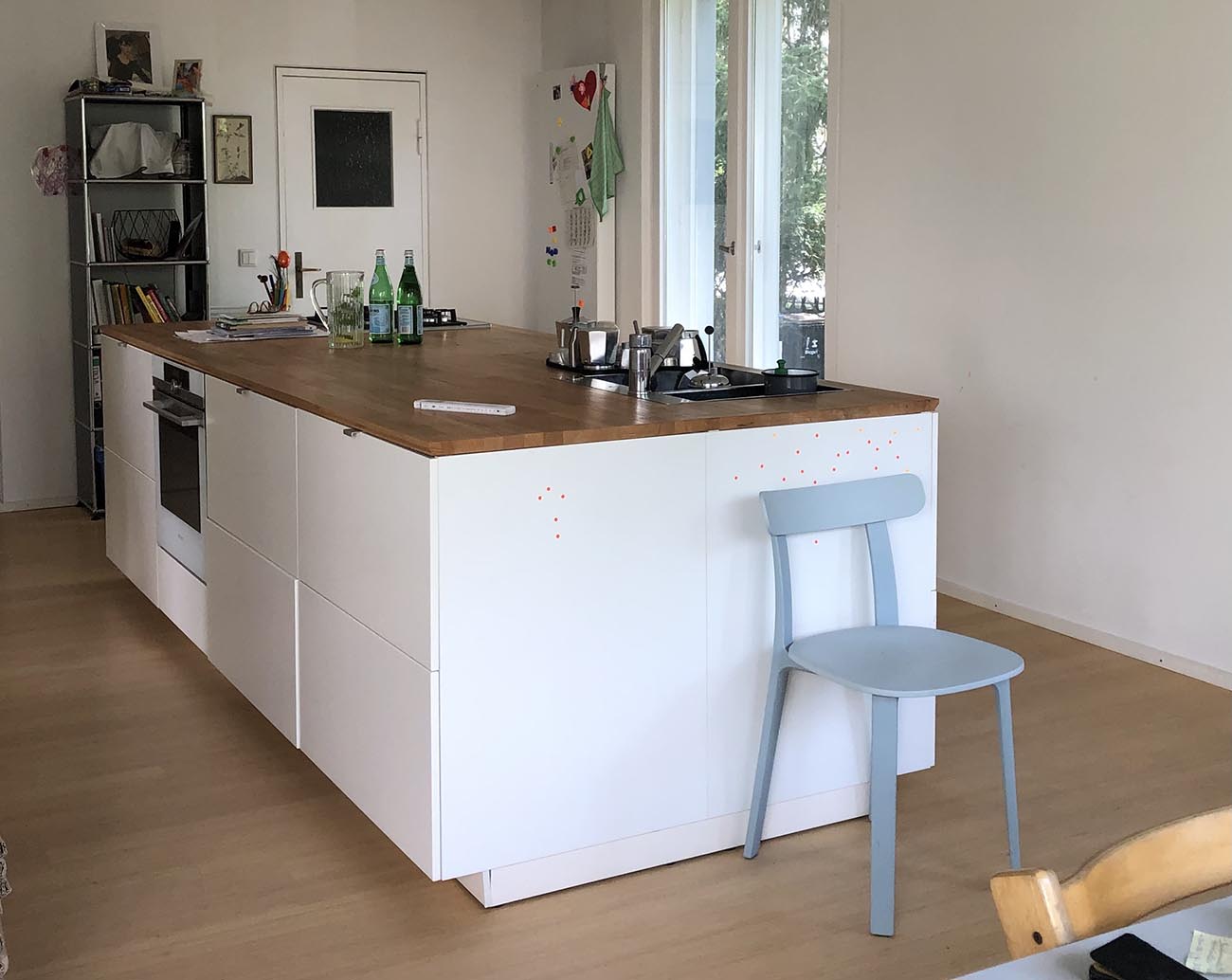 Vorher: Eine veraltete IKEA Küche mit langweiligen weißen Schränken und einfacher Gestaltung.