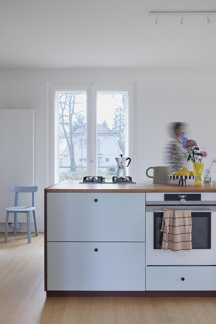Kreative Upcycling-Verwandlung: Eine alte IKEA Küche wird mit neuen Farben, individuellen Elementen und maßgeschneiderten Details zu einem einzigartigen und nachhaltigen Küchenmöbelstück umgestaltet.