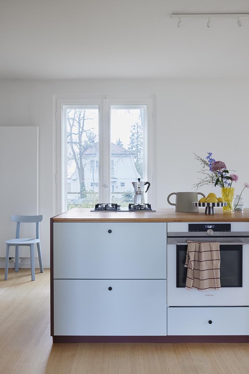 Stilvoller Kontrast in der neuen Küche: Die hellblauen Fronten der Küchenschränke harmonieren perfekt mit der kontrastreichen Rotocker Fußleiste, die einen ansprechenden visuellen Akzent setzt.
