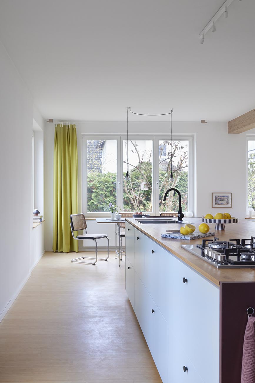 Offener Raum mit einladender Küche: Eine luftige Wohnatmosphäre mit einer offenen Küchengestaltung, die die Menschen um die Kücheninsel versammelt und einen harmonischen Treffpunkt im Raum schafft.