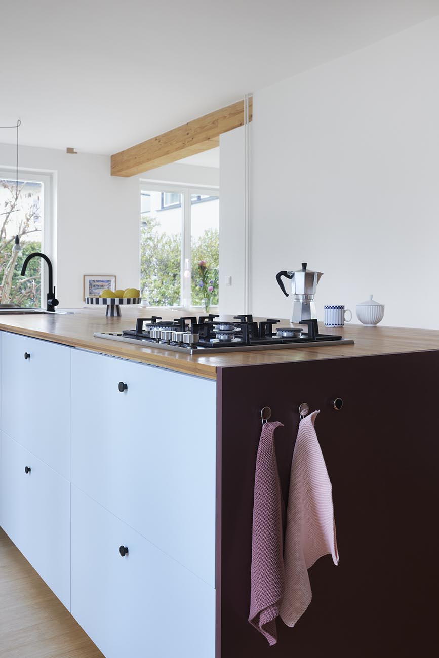 Farbenfrohe Verwandlung: Blick auf die Küche mit neuen farbigen Fronten in Himmelblau und eleganten schwarzen Griffen, die einen modernen und stilvollen Look verleihen.